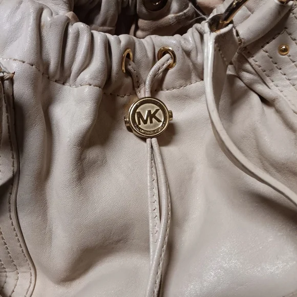 Vintage Michael Kors Beige Soft Leather Drawstring Hobo Bag - Picture 8 of 12